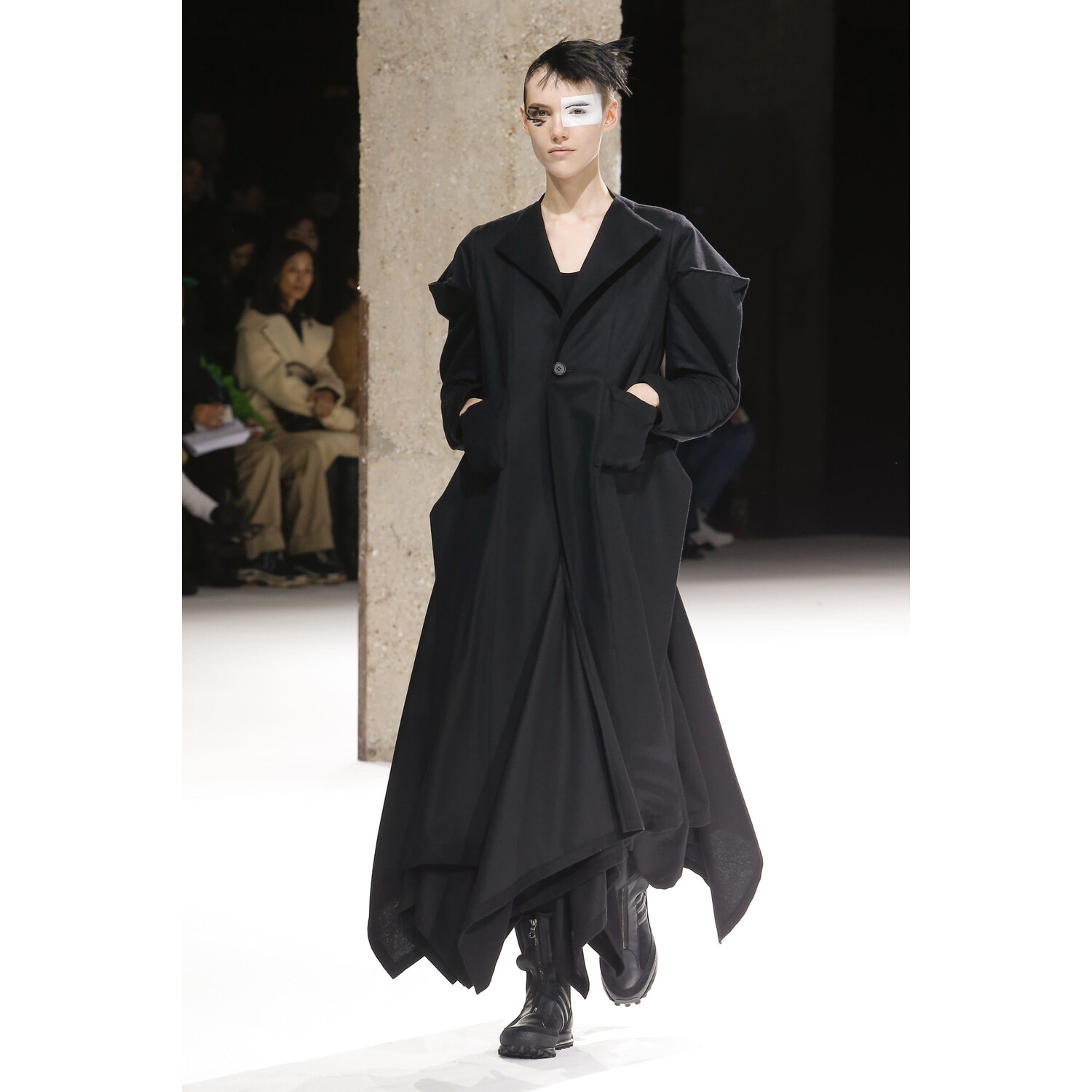 Фото Yohji Yamamoto Fall 2018 Ready-to-Wear , Ёдзи Ямамото осень зима 2018 , Fashion show , неделя моды в Париже , PFW , Mainstyles